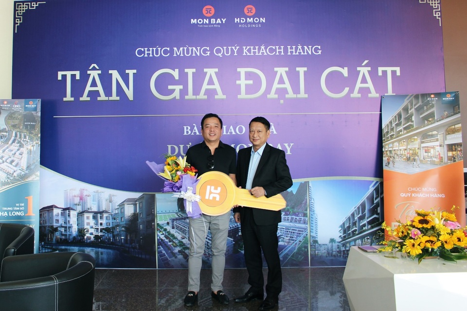 Chính thức bàn giao nhà giai đoạn 1 dự án khu đô thị Mon Bay - 1 Đại diện CĐT chúc mừng Khách hàng đầu tiên nhận bàn giao nhà tại dự án Monbay