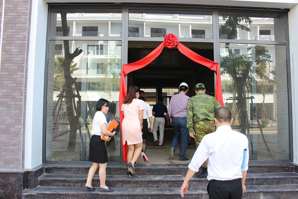 Chính thức bàn giao nhà giai đoạn 1 dự án khu đô thị Mon Bay - 2 Khách hàng kiểm tra căn hộ trước bàn giao