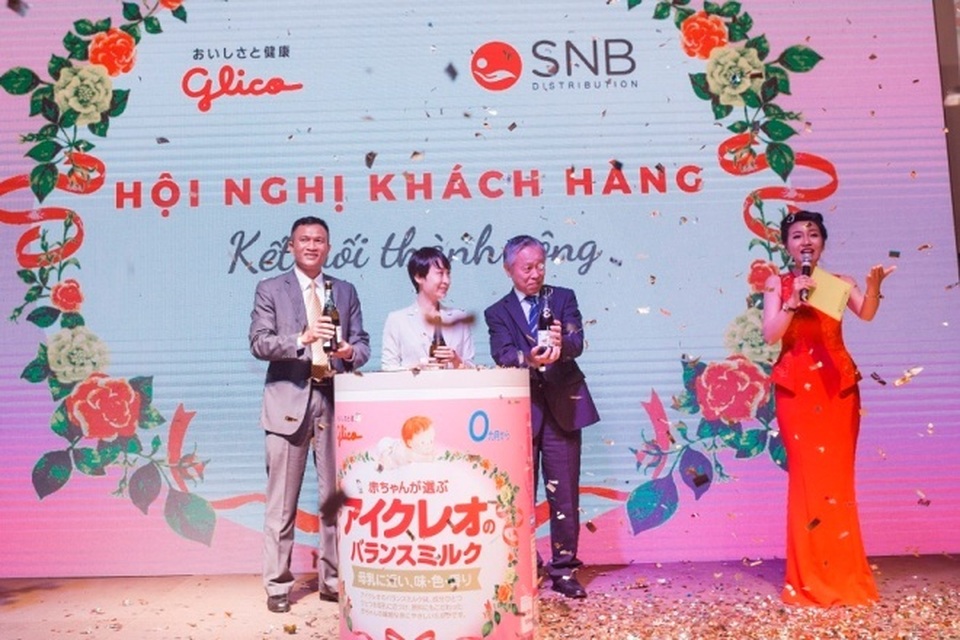 Rủi ro khi mua hàng thực phẩm “xách tay” là rất lớn - 2 Ông Yoshitaka Sato, Giám đốc công ty Glico Icreo Nhật Bản và đại diện Ban giám đốc công ty SnB Distribution – NPP chính thức Glico Icreo tại thị trường Việt Nam