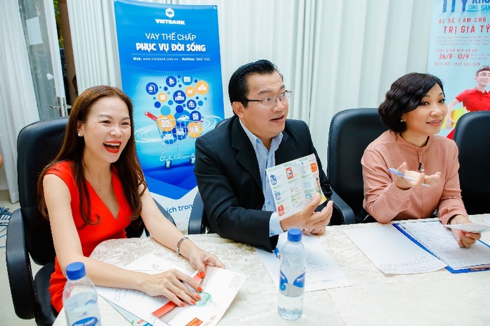 Thí sinh trổ tài tiếp thị quảng cáo trong cuộc thi khởi nghiệp - 1 Giám khào thứ 4 - Nguyễn Phạm Khánh Vân (áo đỏ) xuất hiện trong tập 5