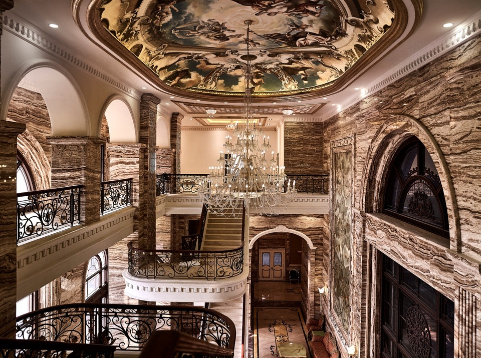 Kiệt tác bất động sản: Giá trị vượt thời gian - 2 Đại sảnh với vòm trần cao 12,5m được tô điểm bằng bức tranh vẽ tay tuyệt đẹp, toàn bộ đại sảnh được ốp đá Marble và được tô điểm bằng những chúc đài pha lê rực rỡ
