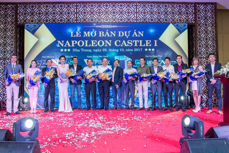 Bất động sản nghỉ dưỡng phố biển Nha Trang trên đà tăng trưởng mạnh - 4 Hoa hậu Ngọc Diễm - đại sứ thương hiệu dự án Napoleon Castle I chụp ảnh lưu niệm cùng các đại biểu