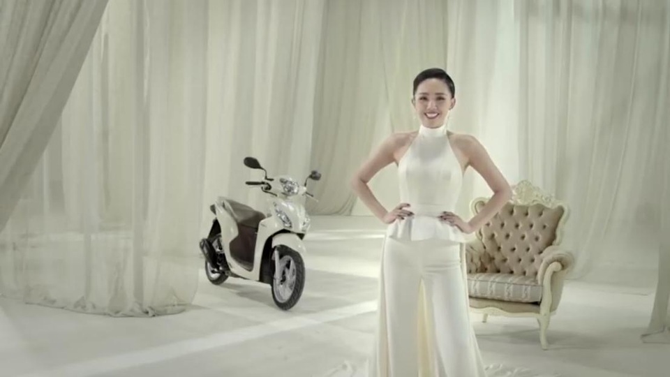 Sành điệu, sang trọng, thanh lịch – những bạn gái #Thờithượng hẳn sẽ để mắt ngay đến mẫu VISION trắng ngà của Tóc Tiên – đại sứ thương hiệu Ô tô và Xe máy Honda Việt Nam.