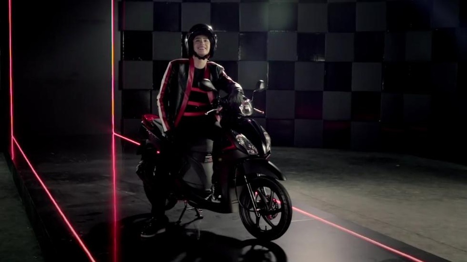 Phiên bản đen mờ do Đại sứ thương hiệu Xe máy Honda Việt Nam Noo Phước Thịnh “cầm trịch” – một trong những minh chứng cho xu hướng “unisex” của VISION – biến đây là lựa chọn hàng đầu cho tín đồ xe tay ga cả nữ và nam giới.