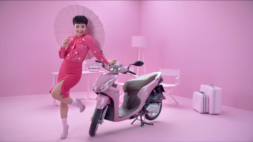 Một item thời trang cho những cô nàng thời đại mới: ngọt ngào, nữ tính nhưng vẫn đầy cá tính. Như Miu Lê – “chủ nhân sắc màu” của VISION hồng: dù là “Cô gái đến từ hôm qua” Việt An hay trong vai trò huấn luyện viên khách mời của Vietnam Idol Kids, cô nàng cũng luôn tạo cho mình những dấu ấn riêng biệt. Hãy chọn VISION hồng nếu bạn muốn gia nhập team #PháCách như Miu Lê.