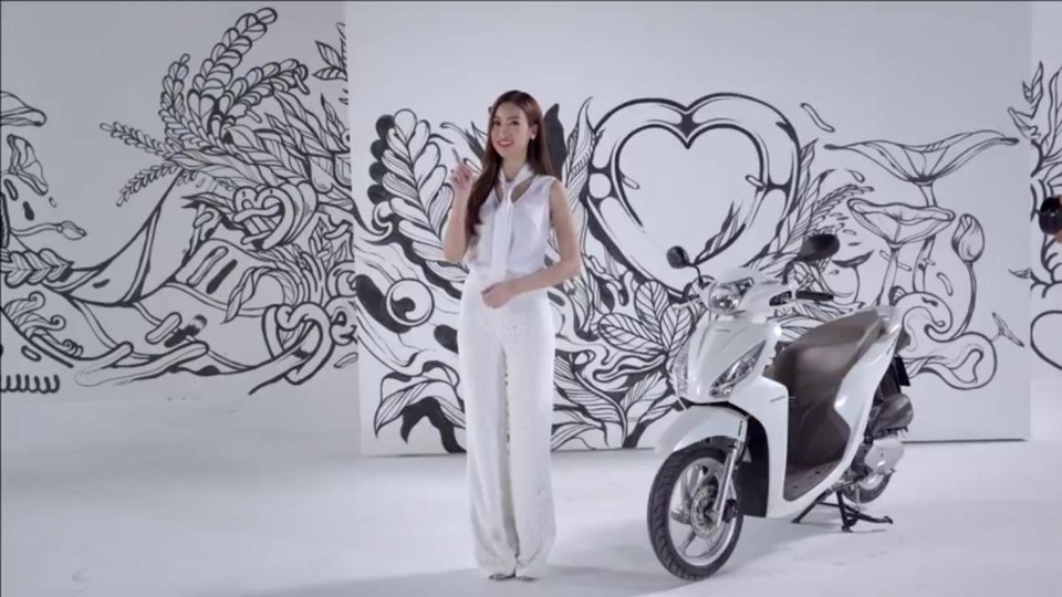 Trắng – màu cơ bản nhưng không bao giờ cũ. Đơn giản, nhẹ nhàng nhưng lại là đỉnh cao của sự tinh tế, thanh lịch – VISION trắng là lựa chọn an toàn nhưng không thể thích hợp hơn với những bạn trẻ yêu phong cách minimalism, dù bạn là nam hay nữ.