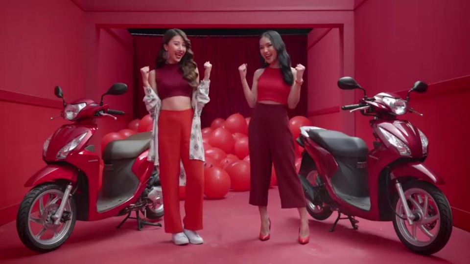 Bạn đang kiếm tìm một mẫu xe “nổi bần bật”? VISION có hai sự lựa chọn, quyết định là ở bạn chọn về đội của hot girl Quỳnh Anh Shyn #NhiệtHuyết hay là một fashionista luôn là tâm điểm đám đông như Châu Bùi #NóngBỏng?