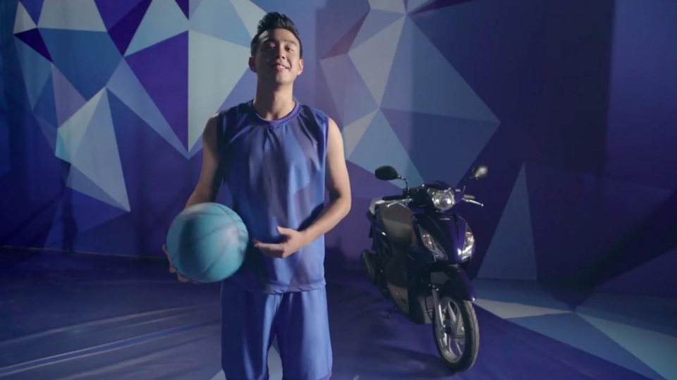 Còn nếu bạn là một người trẻ “đa-zi-năng” và luôn tràn đầy năng lượng, VISION xanh #NăngĐộng sẽ là người bạn đồng hành tuyệt hảo. Từ một vlogger lấn sân sang lĩnh vực điện ảnh với một năm 2017 khá sôi động trong “Siêu trộm”, “Bạn gái tôi là sếp”, Huyme – “chủ nhân sắc màu” của VISION xanh chính là hình ảnh tiêu biểu cho những người trẻ “không thể ngồi một chỗ quá lâu” và luôn dấn thân cho những thử thách - trải nghiệm mới mẻ.