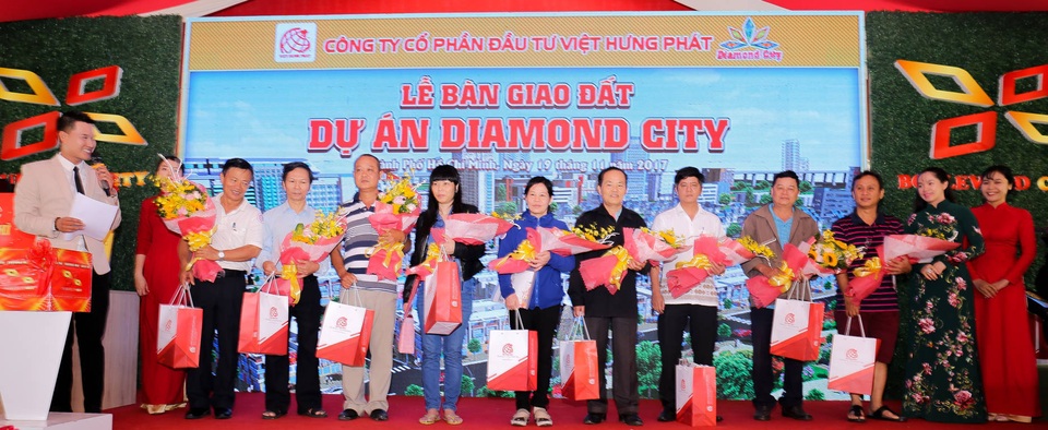 Khách hàng vui mừng nhận bàn giao đất tại dự án Diamond City - 1 Buổi bàn giao đất diễn ra trong không khí trang trọng