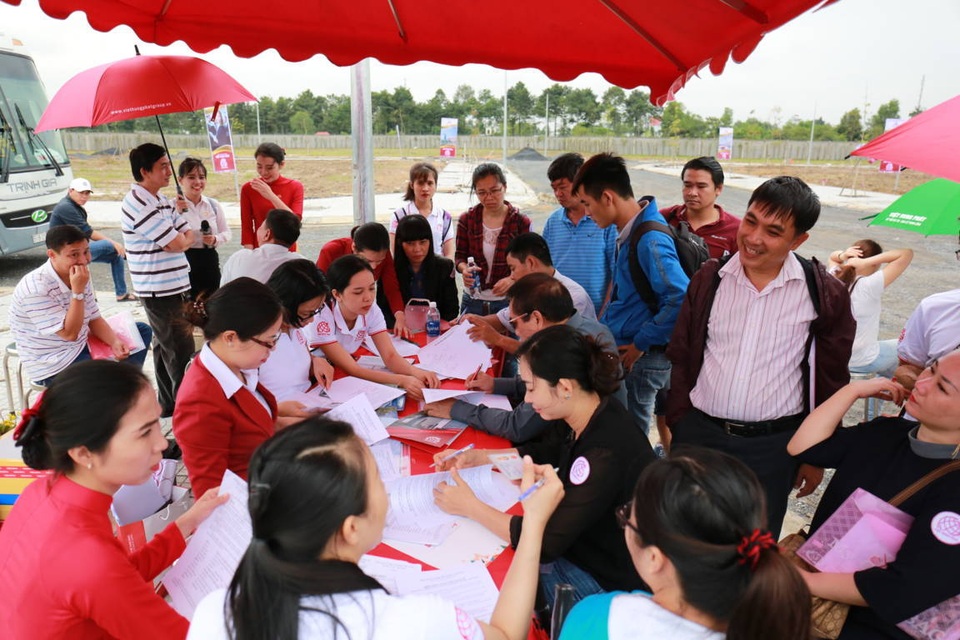 Khách hàng vui mừng nhận bàn giao đất tại dự án Diamond City - 2 Khách hàng hân hoan tiến hành làm thủ tục nhận đất ngay tại dự án