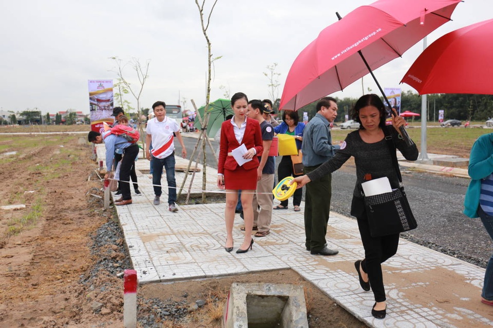 Khách hàng vui mừng nhận bàn giao đất tại dự án Diamond City - 3 Tận tay kiểm tra lại kích thước và cột mốc lô đất của mình