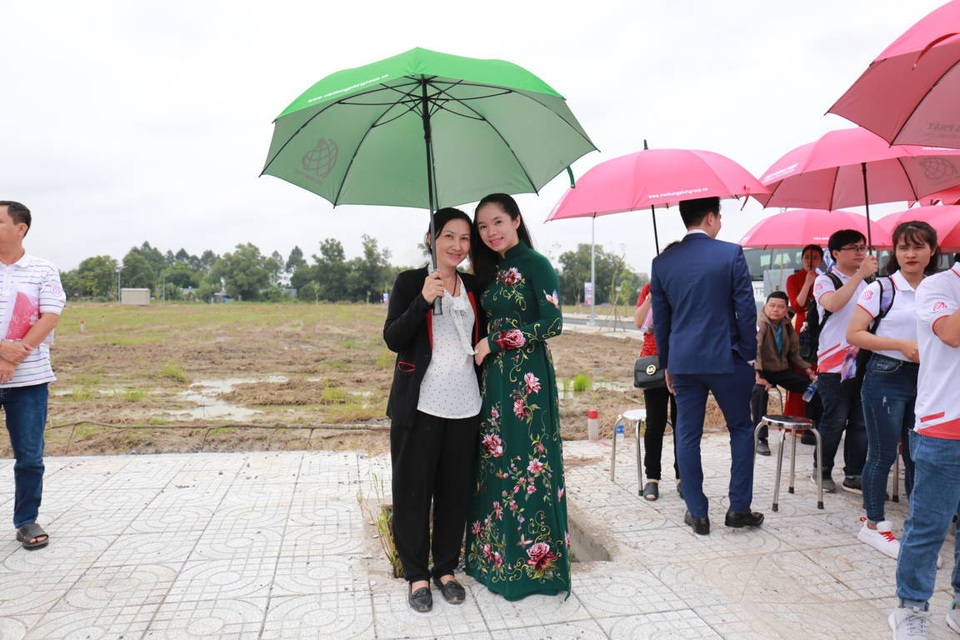 Khách hàng vui mừng nhận bàn giao đất tại dự án Diamond City - 4 Khách hàng thực sự hài lòng khi hợp tác cùng công ty