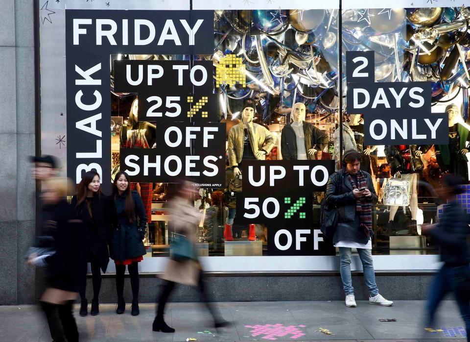 Cuộc chiến săn hàng giảm giá Black Friday từ hạnh phúc ngập tràn đến đấm ngực vì ân hận - 1 Mùa đông “nóng” hơn trong mắt các tín đồ mua sắm bởi hàng loạt biển giảm giá dịp Black Friday.