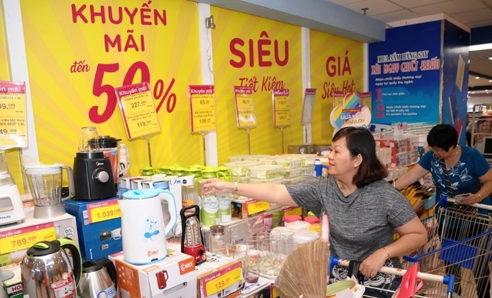 Khách hàng thích thú chọn hàng khuyến mãi tại siêu thị Co.opmart