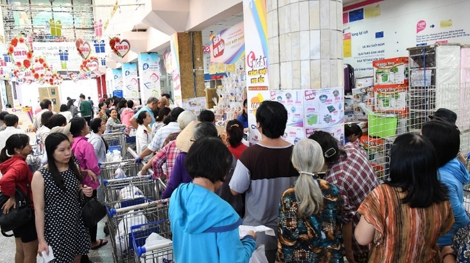Lượng lớn khách hàng đổ về mua sắm siêu giảm giá Black Friday của Co.opmart