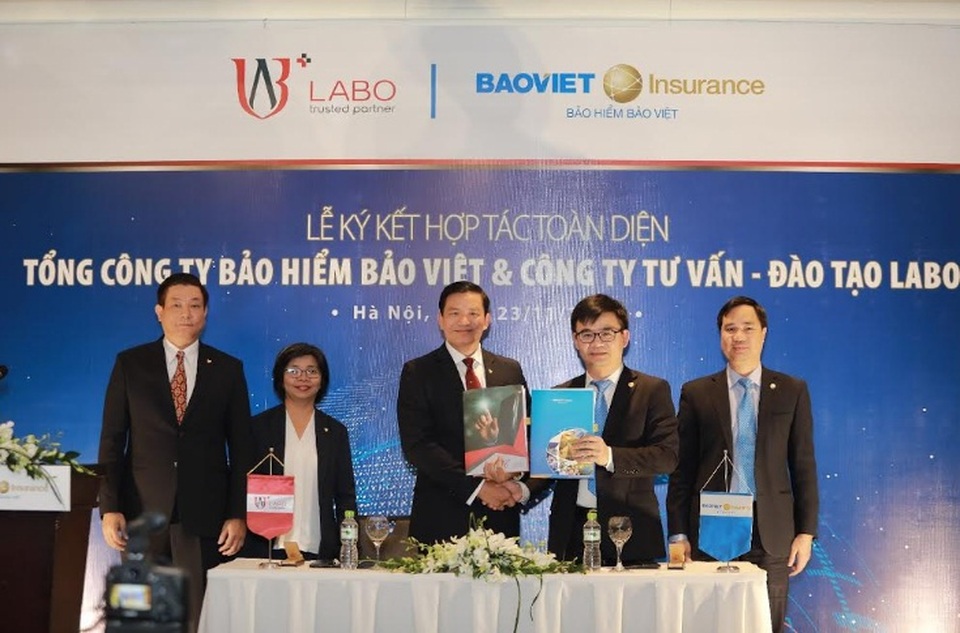 Lễ ký kết hợp tác giữa Bảo hiểm Bảo Việt và Labo - 2 Ông Nguyễn Quang Hưng - Phó TGĐ TCT Bảo hiểm Bảo Việt & Ông Lê Văn Vinh - Phó Tổng Giám Đốc Điều Hành Công ty LABO