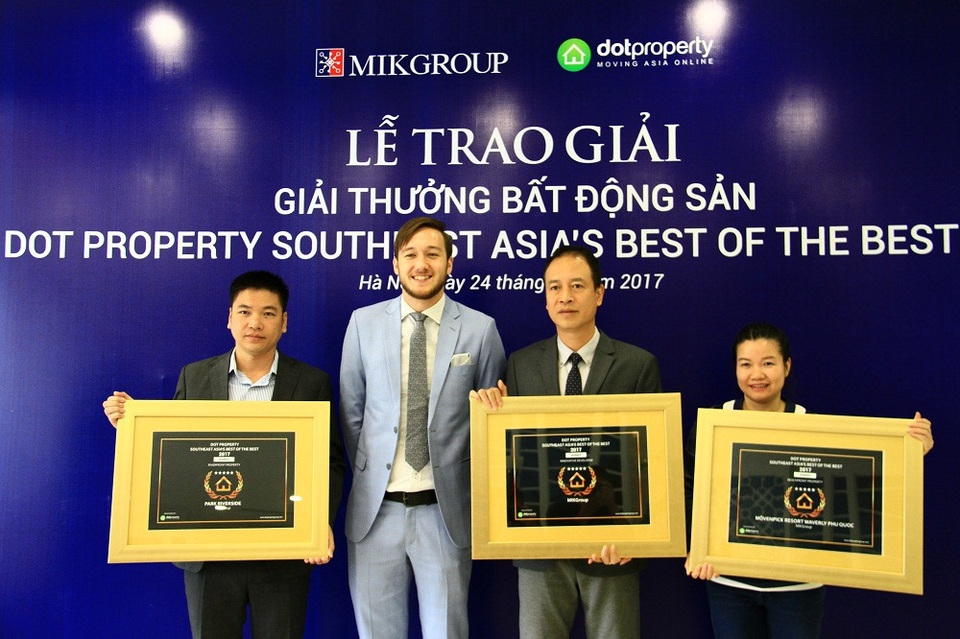 MIKGroup được vinh danh là đơn vị phát triển BĐS sáng tạo nhất Đông Nam Á - 1 Đại diện Dot Property Awards trao chứng nhận giải thưởng cho MIKGroup