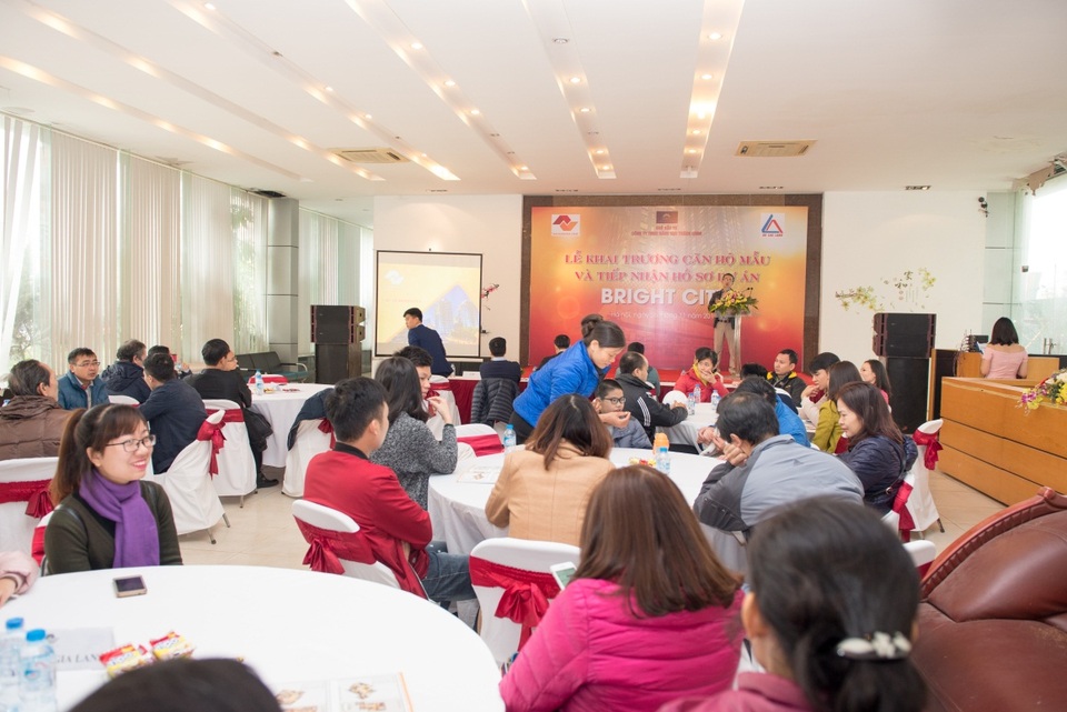 Khai trương căn hộ mẫu dự án nhà ở xã hội hot nhất phía Tây Hà Nội - 1 Khách hàng tỏ ra rất phấn khởi khi được trực tiếp tham quan căn nhà tương lai của mình