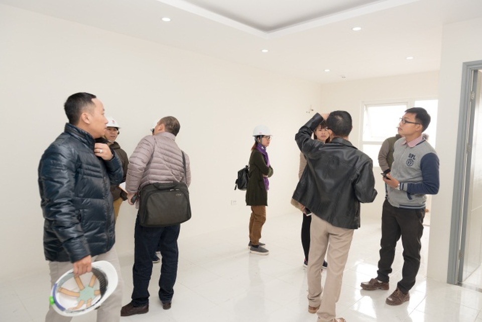 Khai trương căn hộ mẫu dự án nhà ở xã hội hot nhất phía Tây Hà Nội - 3 Khách hàng tỏ ra rất phấn khởi khi được trực tiếp tham quan căn nhà tương lai của mình