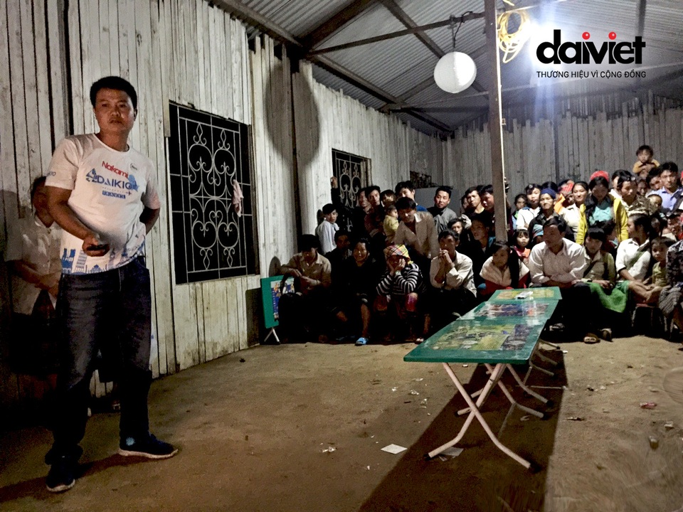 Trái tim lớn cùng nhịp đập “vì cộng đồng” - 2 Người dân đang háo hức chờ xem phim tại nhà cộng đồng