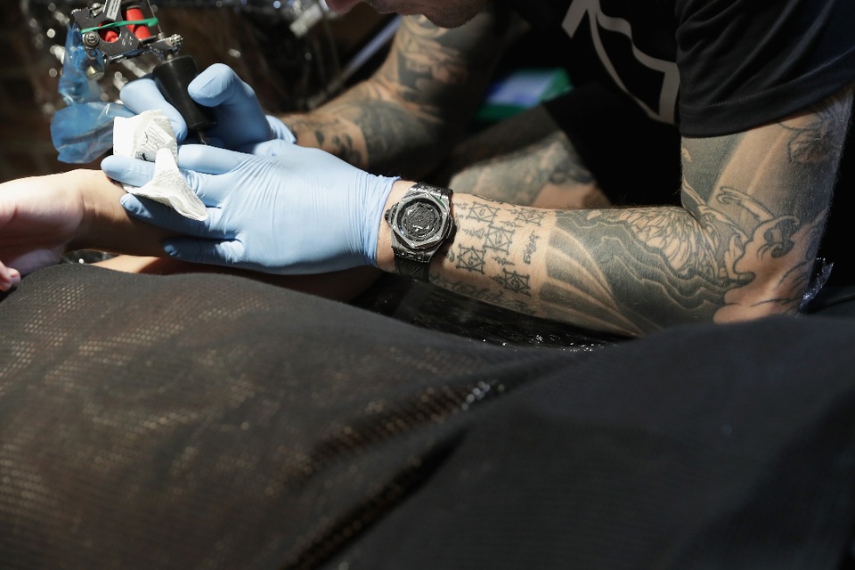 Hublot Sang Bleu - Khi nghệ thuật chế tác đồng hồ hoà vào dòng chảy đương đại - 2 Thế mạnh của những hình xăm mà Sang Bleu sáng tác là phong cách tối giản – Minimalism và trường phái Blackwork, Maxime đặc biệt đề cao tính đăng đối.