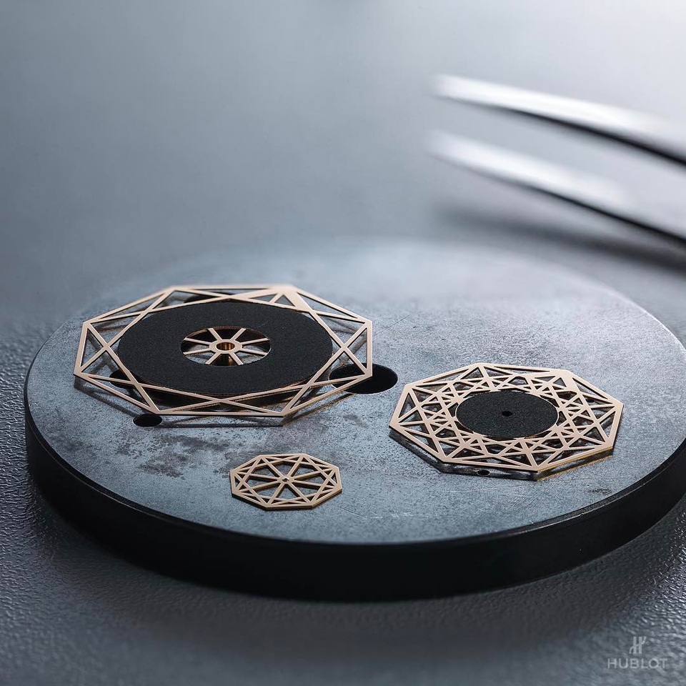 Hublot Sang Bleu - Khi nghệ thuật chế tác đồng hồ hoà vào dòng chảy đương đại - 3
Hoạ tiết mà Maxime Buchi sáng tác cho Hublot Sang Bleu lấy cảm hứng từ những hình đa giác lồng ghép vào nhau như trong bức Vitruvian Man của Leonardo da Vinci.