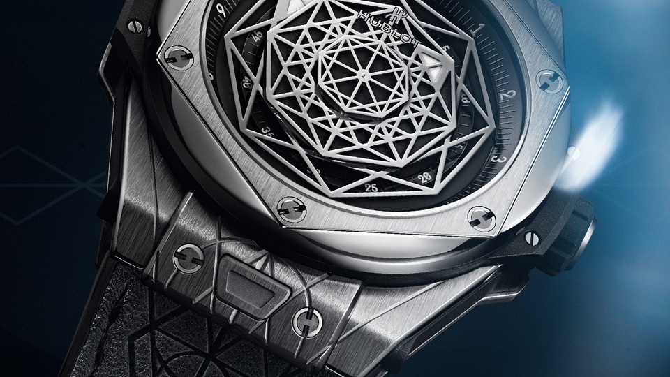 Hublot Sang Bleu - Khi nghệ thuật chế tác đồng hồ hoà vào dòng chảy đương đại - 4 Không chỉ dừng ở mặt đồng hồ và các đĩa chỉ giờ, Hublot Sang Bleu đưa họa tiết đăng đối lên cả bezel đồng hồ, phần đặc trưng nhất của Hublot.