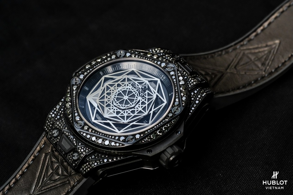 Hublot Sang Bleu - Khi nghệ thuật chế tác đồng hồ hoà vào dòng chảy đương đại - 5 Phiên bản đặc biệtHublot Big Bang All Black Pave Sang Bleu là sự kết hợp giữa kim cương đen trên bề mặt chất liệu ceramic, và Việt Nam đã may mắn trở thành điểm đến đầu tiên trên thế giới của phiên bản này. Phiên bản All Black mới nhất được Hublot còn trở nên nổi bật hơn với 256 viên kim cương đen trên phần vỏ và 132 viên trên vòng bezel, đều được chế tác từ chất liệu ceramic.