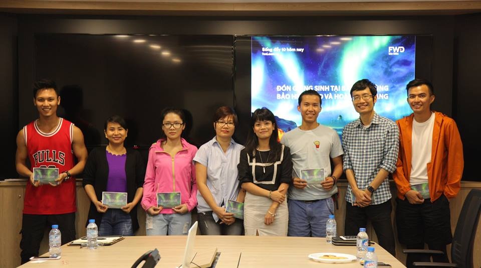 Hấp dẫn với các thử thách tại vòng 2 cuộc thi “Đón giáng sinh tại Bắc Cực cùng bảo hiểm FWD và Hoàng Lê Giang” - 2 Ban tổ chức trao giải thưởng cho 7 người chơi xuất sắc vượt qua Vòng 1