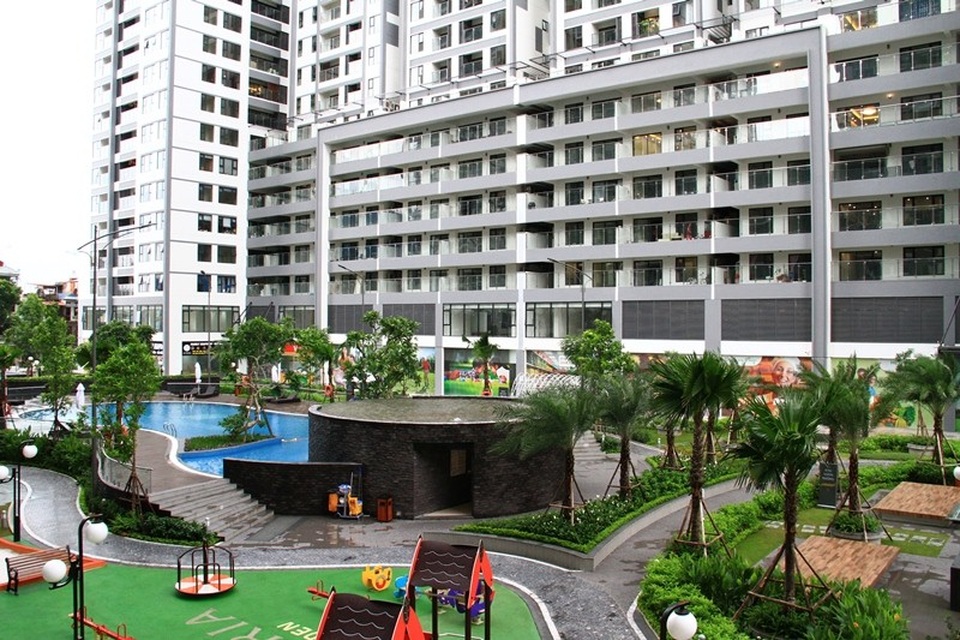 99% căn hộ tại Imperia Garden đã được bàn giao cho khách hàng - 2 Khu landscape nổi bật với bể bơi ngoài trời nằm trong vườn cây xanh.