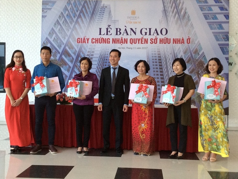99% căn hộ tại Imperia Garden đã được bàn giao cho khách hàng - 3 Đại diện chủ đầu tư trao Giấy chứng nhận sở hữu nhà ở cho cư dân