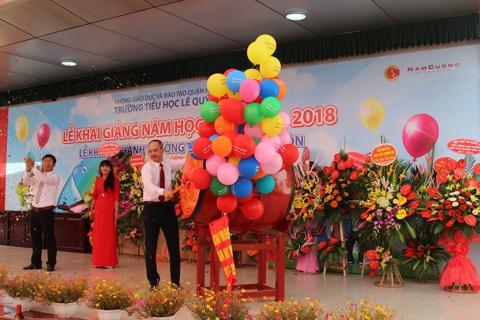 Thực trạng trường học trong khu đô thị - 2 Đại diện Tập đoàn Nam Cường, Ông Phạm Hồng Hà – Phó Tổng Giám đốc đã dự Lễ Khai giảng năm học mới 2017 – 2018 và Lễ Khánh thành trường Tiểu học Lê Quý Đôn