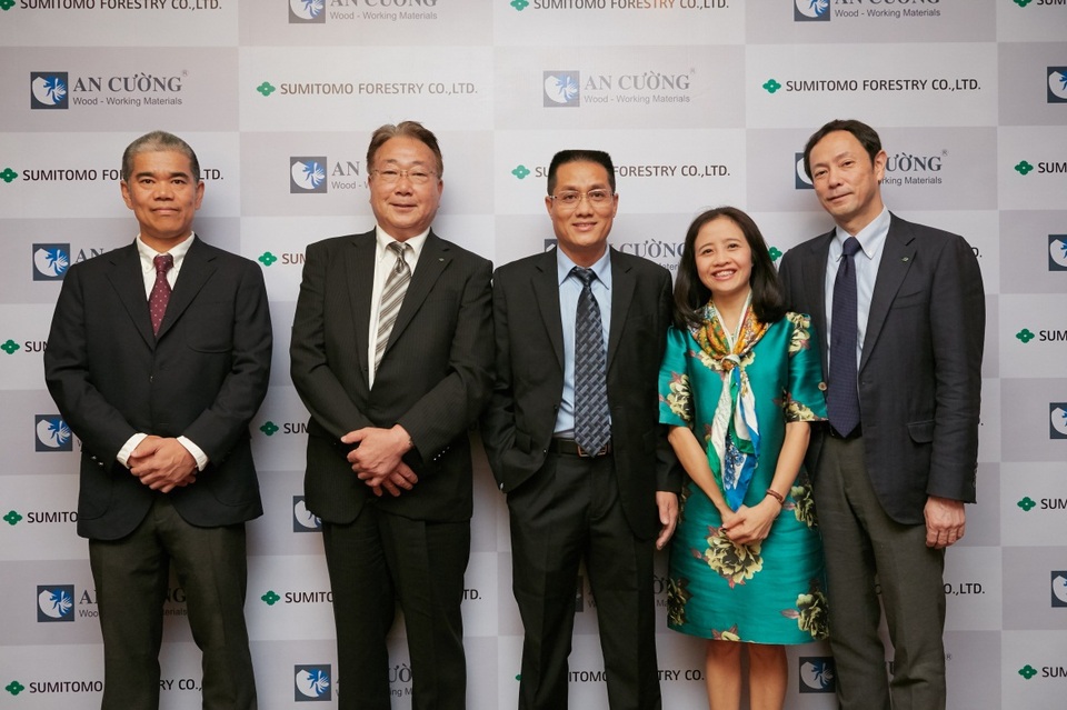 Gỗ An Cường hợp tác chiến lược với Tập đoàn Sumitomo Forestry Nhật bản - 1
Ông Kitahashi Masami - Giám đốc điều hành Sumitomo Forestry Việt Nam, ông Kawazoe Shinichi - Giám Đốc Nhà Máy Sản Xuất Cửa Sumitomo Forestry Crest tại Nhật Bản, Ông Lê Đức Nghĩa - Chủ Tịch Hội Đồng quản trị Cty CP Gỗ An Cường, bà Đặng Phạm Minh Loan - Phó Giám Đốc Điều Hành Quỹ Đầu Tư VinaCapital, ông Tatsuo Iwagaki - Giám Đốc Điều Hành - Sumitomo Forestry Singapore