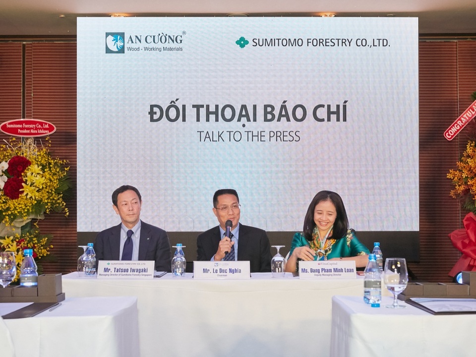 Gỗ An Cường hợp tác chiến lược với Tập đoàn Sumitomo Forestry Nhật bản - 2 Đại diện An Cường, Sumitomo Forestry và VinaCapital trả lời câu hỏi của báo giới
