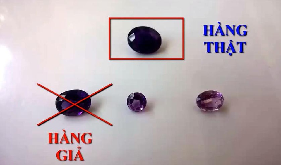 Nguy cơ “tiền mất tật mang” khi mua nhầm đá phong thủy giả - 1 Mắt thường và cảm nhận bằng tay khó có thể phân biệt được thật giả