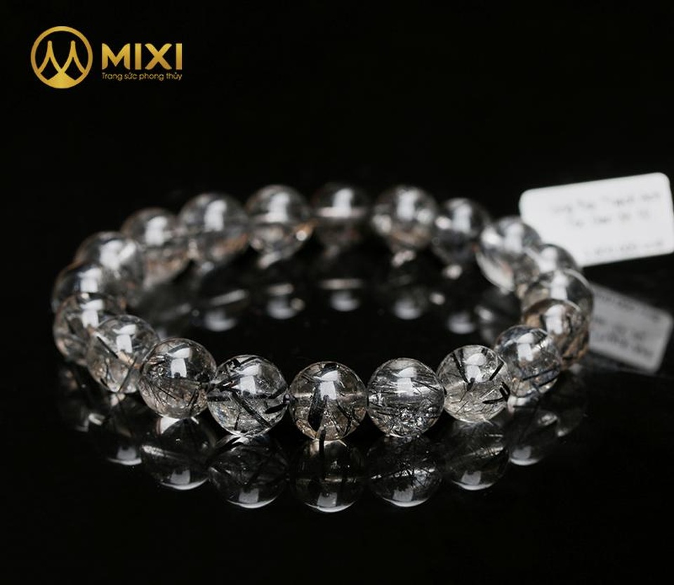 Nguy cơ “tiền mất tật mang” khi mua nhầm đá phong thủy giả - 2 Vòng tay đá thạch anh tóc được cho rằng có tác dụng khắc phục tình trạng mệt mỏi và trầm uất…