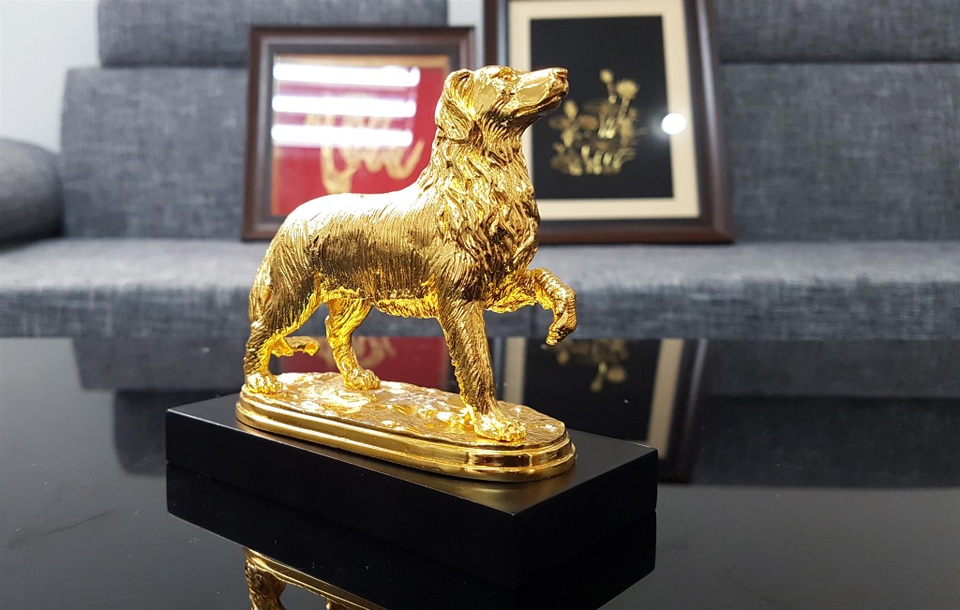 Bộ sưu tập Linh Khuyển mạ vàng 24K đón xuân Mậu Tuất 2018 - 5 Linh Khuyển uy phong mạ vàng có giá bán 5,5 triệu đồng.