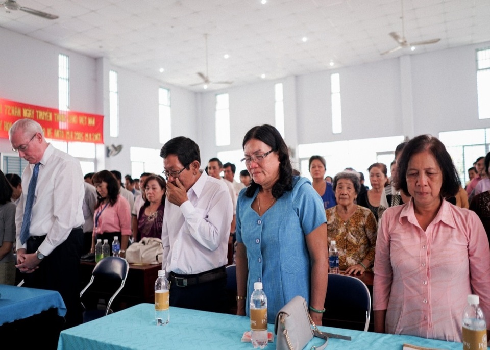 Phú Hưng Life chi trả nhanh quyền lợi cho khách hàng 1 tỷ đồng - 1 Gia đình, đồng nghiệp, hàng xóm dành một phút mặc niệm để tưởng nhớ đến Phú.