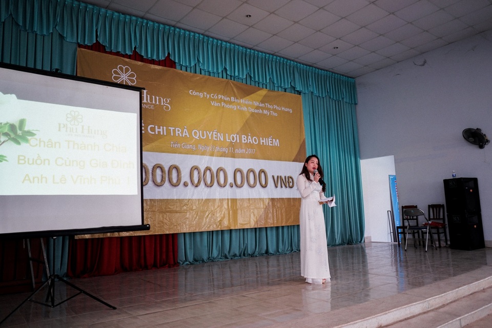 Phú Hưng Life chi trả nhanh quyền lợi cho khách hàng 1 tỷ đồng - 2 Tại buổi lễ, cô bạn đồng nghiệp Nam Phương, tình nguyện đứng ra làm người dẫn chuyện của chương trình đã không kiềm được xúc động, khóc lặng người trên sân khấu.