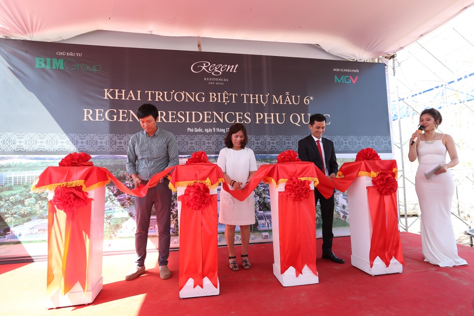 Chính thức khai trương biệt thự mẫu Regent Residences Phu Quoc - 1 Đại diện chủ đầu tư, khách hàng cùng đơn vị phân phối độc quyền MGV cắt băng khánh thành biệt thự mẫu Regent Residences Phu Quoc