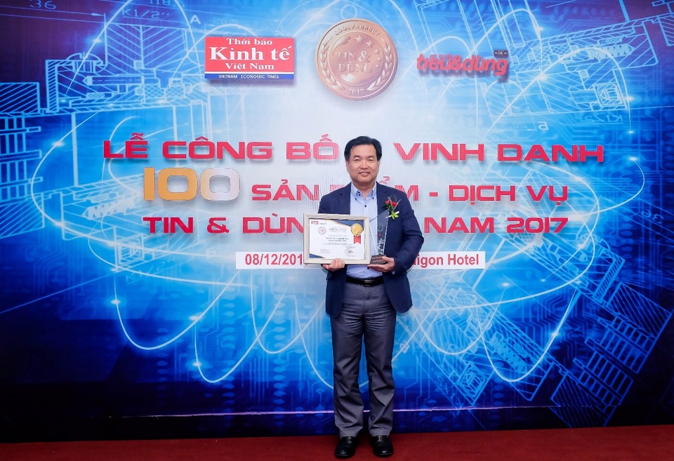 Lock&Lock tiếp tục được vinh danh Top 10 sản phẩm, dịch vụ tin và dùng năm 2017 - 1 Ông Chun Hae Woo – Tổng Giám đốc Lock&Lock Việt Nam - vinh dự nhận giải thưởng Top 10 Sản phẩm, Dịch vụ Tin & Dùng 2017.