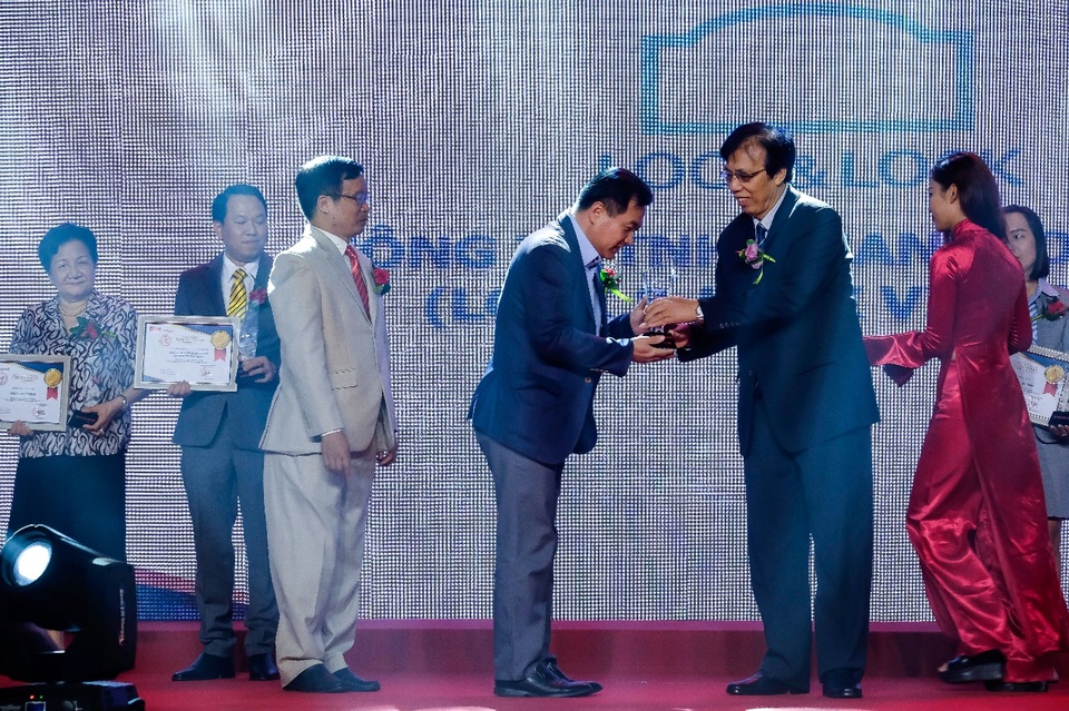 Lock&Lock tiếp tục được vinh danh Top 10 sản phẩm, dịch vụ tin và dùng năm 2017 - 3 Ông Chun Hae Woo - Tổng Giám đốc Công ty nhận kỷ niệm chương và giấy chứng nhận Top 10 Sản phẩm, Dịch vụ Tin & Dùng
