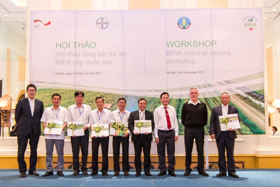 BRIA góp phần đẩy mạnh sản xuất lúa gạo tại Việt Nam - 3 Ban điều hành dự án BRIA bàn giao kết quả chính của dự án cho Bộ NN & PTNT