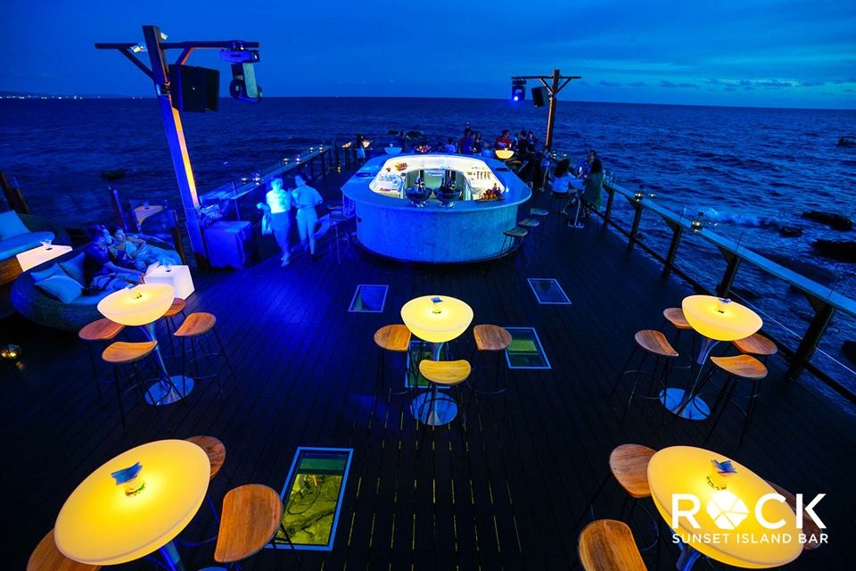 Nam Nghi Resort khoe vẻ đẹp ngàn tỉ - 2 Một góc Rock Sunset Island Bar của Nam Nghi