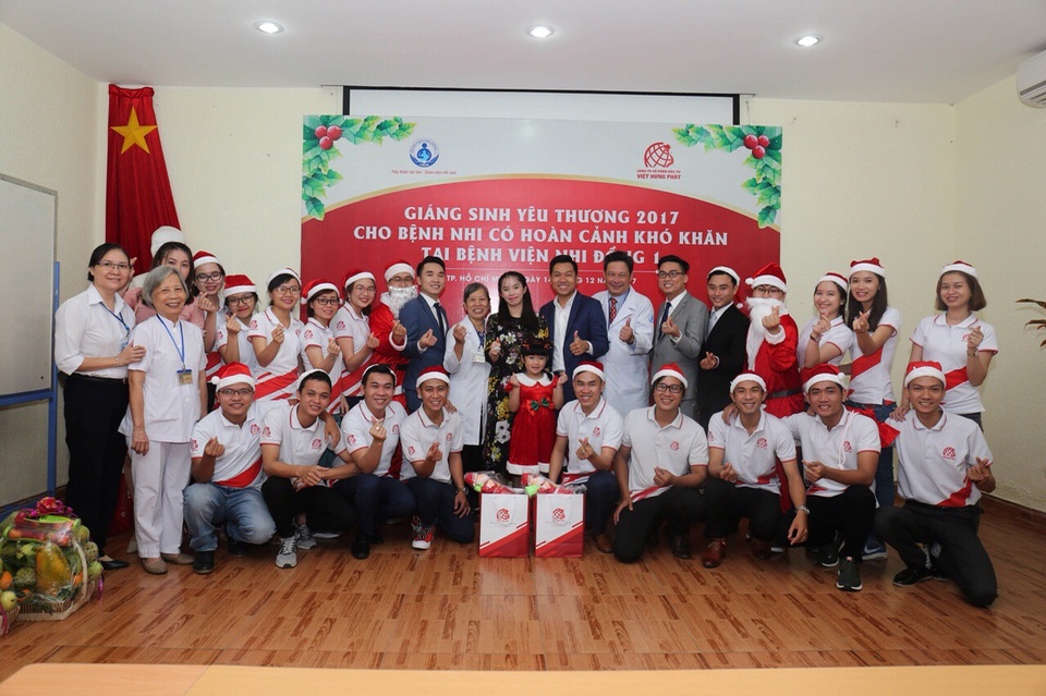 Giáng sinh ấm áp cùng Việt Hưng Phát tại bệnh viện Nhi Đồng 1 - 4 Đoàn thiện nguyện chụp hình lưu niệm cùng đại diện BV Nhi Đồng 1