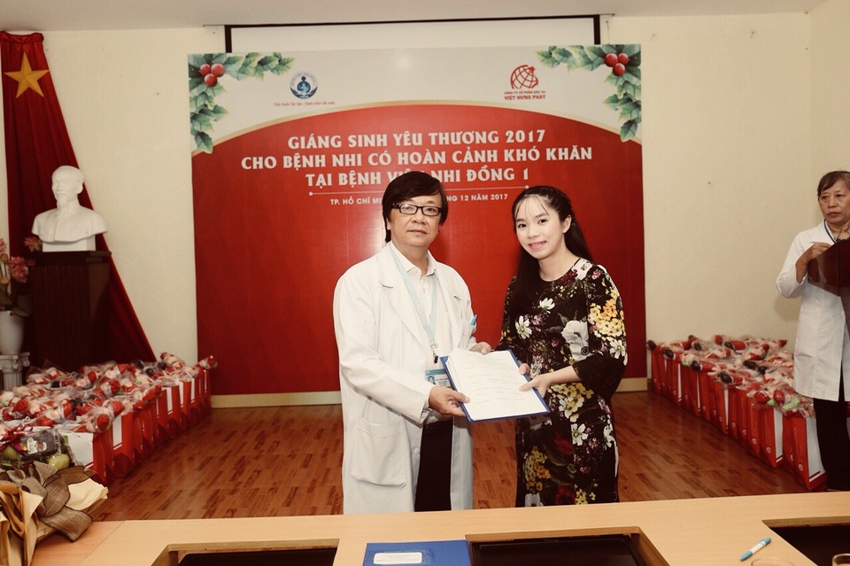 Giáng sinh ấm áp cùng Việt Hưng Phát tại bệnh viện Nhi Đồng 1 - 5 Lãnh đạo BV trao quà lưu niệm và thư cảm ơn tấm lòng của Việt Hưng Phát.