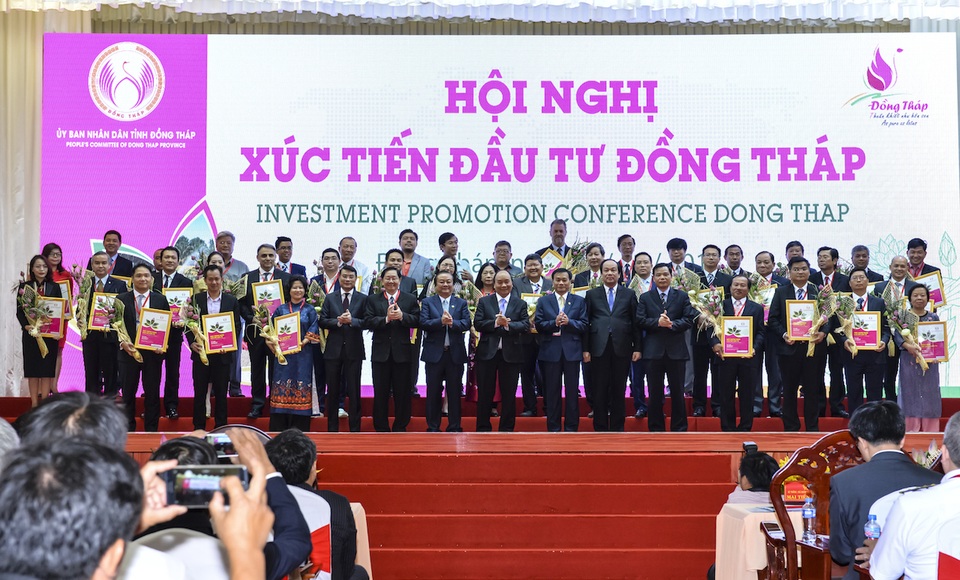FLC ký cam kết đầu tư 4 dự án lớn vào Đồng Tháp - 1 Thủ tướng Chính phủ Nguyễn Xuân Phúc cùng lãnh đạo bộ, ngành và tỉnh Đồng Tháp chức mừng các nhà đầu tư. Ảnh: Nguyễn Trung