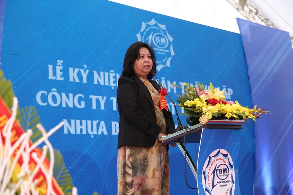 Công ty TNHH MTV Nhựa Bình Minh miền Bắc kỷ niệm 10 năm thành lập - 2
Bà Nguyễn Thị Kim Yến - Chủ tịch Công ty TNHH MTV Nhựa Bình Minh miền Bắc phát biêu tại buổi lễ
