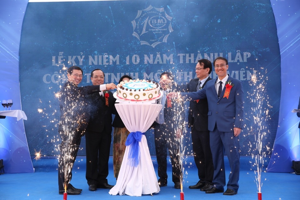 Công ty TNHH MTV Nhựa Bình Minh miền Bắc kỷ niệm 10 năm thành lập - 4 Nghi lễ cắt bánh sinh nhật kỷ niệm 10 năm của Công Ty Nhựa Bình Minh Miền Bắc.