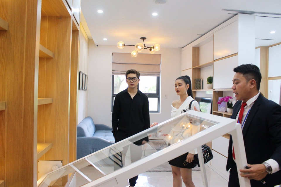 Căn hộ Saigon Intela bàn giao cho khách hàng được trang bị đầy đủ nội thất thông minh, tiết kiệm không gian.